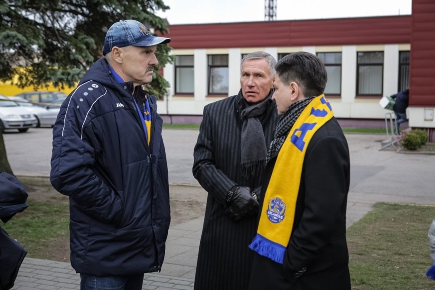 Buvusį „Atlanto“ žaidėją bei dalininką V.Lekevičių (kairėje) ir verslininką R.Karpavičių daug metų siejo ir futbolas, ir draugystė. <br>V.Petriko nuotr.