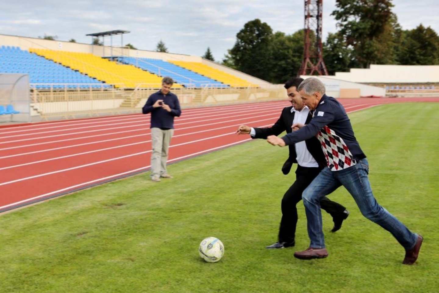 Praeityje „Atlante“ žaidęs R.Karpavičius (dešinėje) net ir nėręs į verslą nenutolo nuo sporto.<br> V.Petriko nuotr.