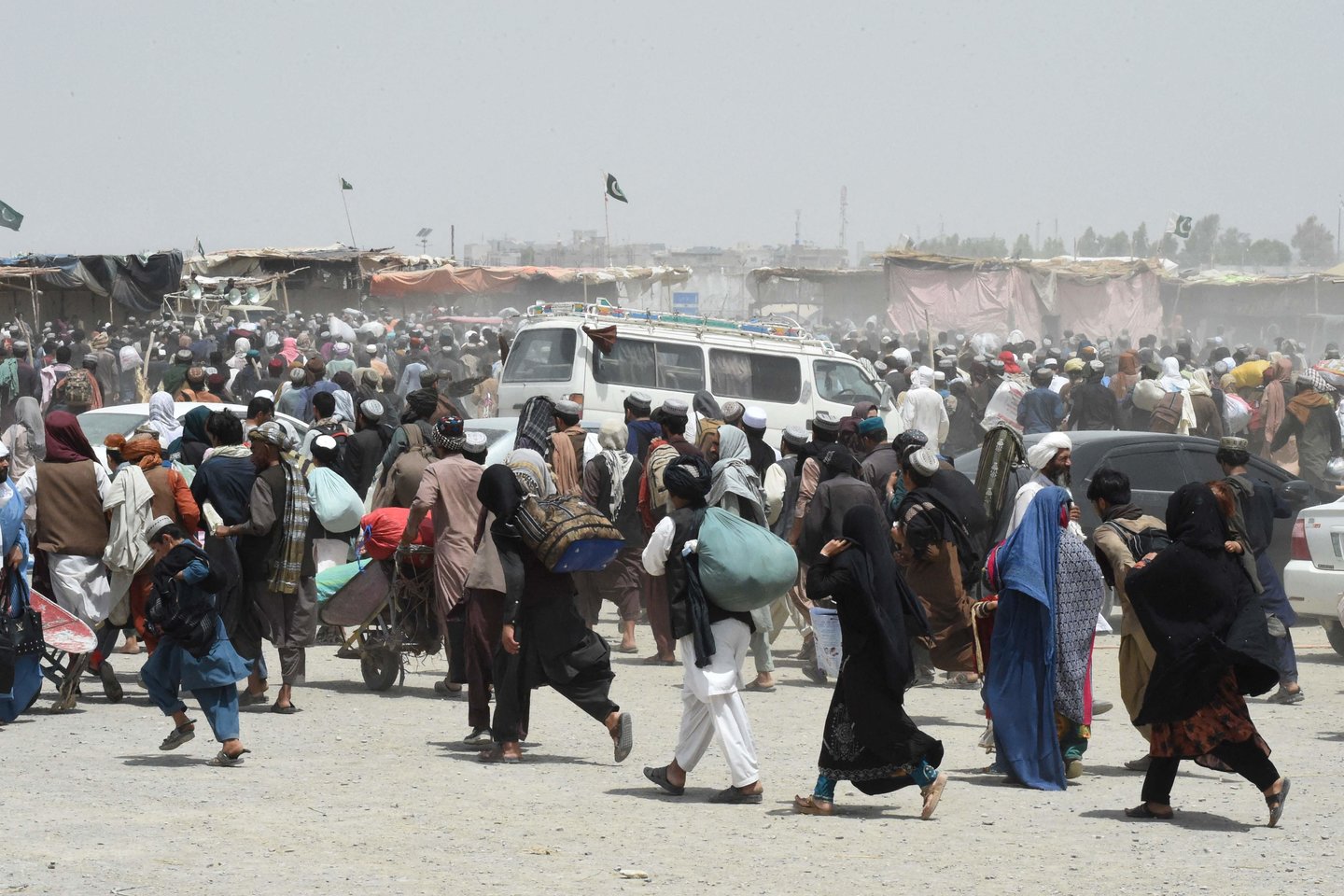 Pakistanas šeštadienį iš dalies atvėrė pietinę sienos su Afganistanu perėją, kuri laikinai buvo uždaryta.