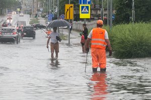Stipri audra dieną Lietuvoje pavertė naktimi: Jurbarke užfiksuota katastrofiška liūtis