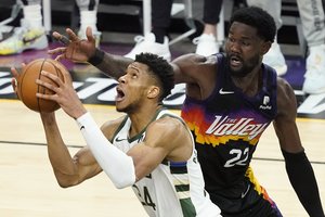 „Bucks“ trečią kartą iš eilės susitvarkė su „Suns“ – NBA aukso žiedai jau ranka pasiekiami