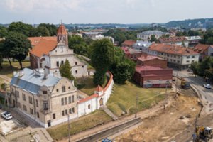 Prie vienos seniausių Kauno bažnyčių grįžta darbininkai su pastoliais