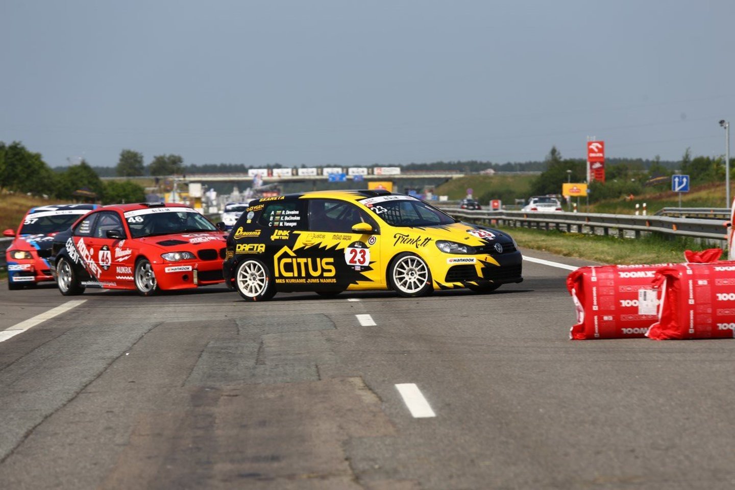 Labiausiai patyręs komandos lenktynininkas R.Devainis pasakojo, kad tiek geltonų vėliavų ir saugos automobilio fazių jam Palangoje dar neteko matyti.<br> Komandos nuotr.