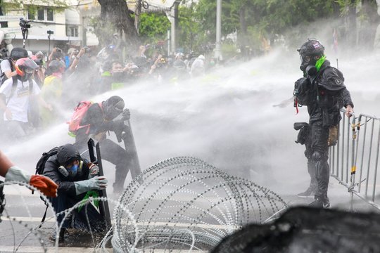 Tailande protestuotojai susigrūmė su policija: buvo panaudotos guminės kulkos ir ašarinės dujos