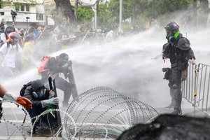 Tailande protestuotojai susigrūmė su policija: buvo panaudotos guminės kulkos ir ašarinės dujos