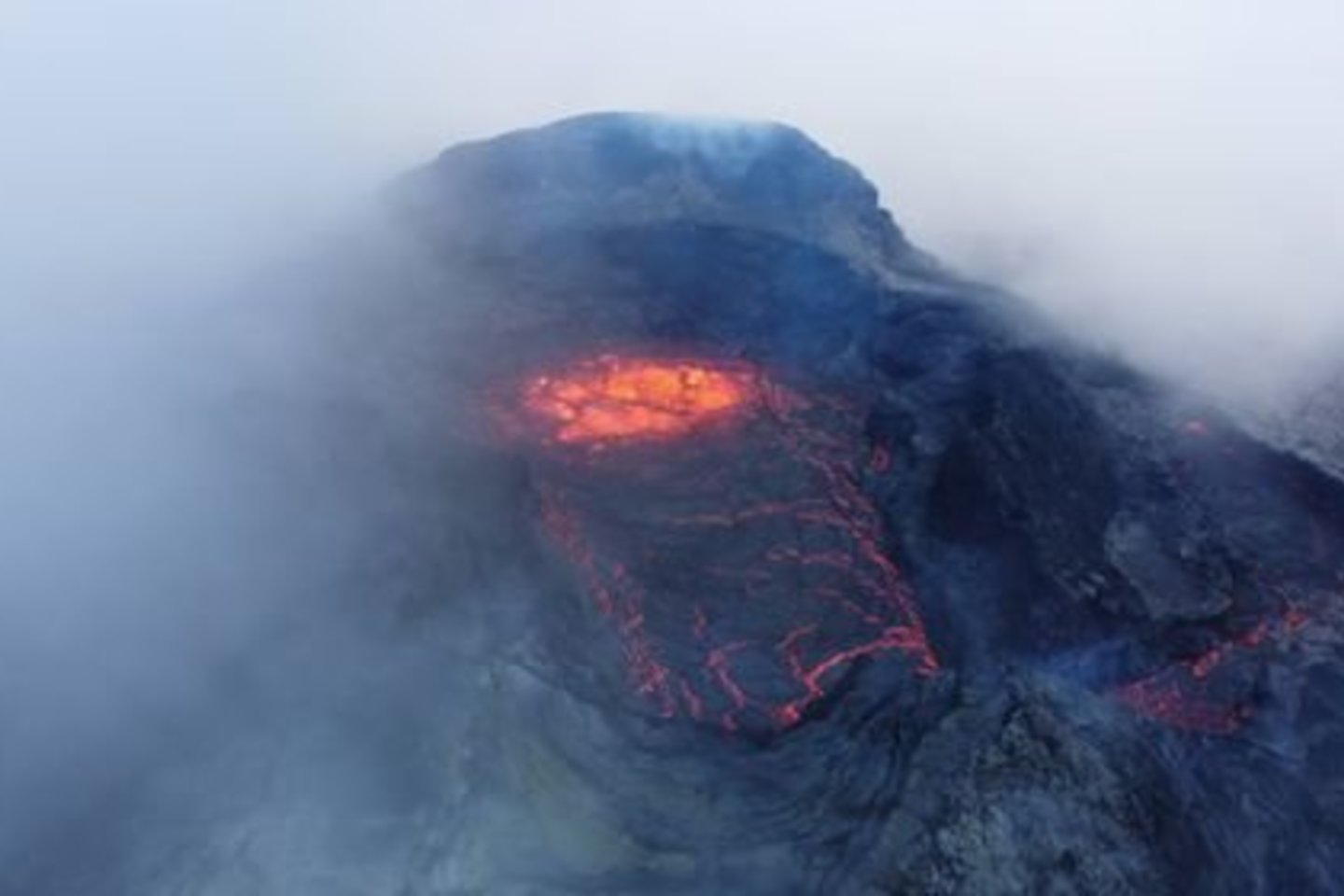 Ugnikalnis Islandijoje aktyvus net praėjus 122 dienoms po išsiveržimo.<br>D.Arlausko nuotr.