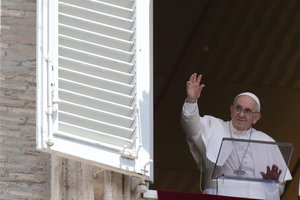 Prieš 2 savaites operuotas popiežius pasirodė Vatikano rūmų lange