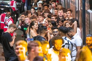 Anglijoje atšaukti ribojimai dėl COVID-19