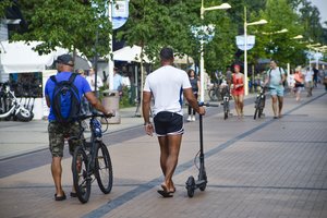 Palangos savivaldybės atstovai rengia patikrinimus: ne vietoje paliktas paspirtukas bus atimtas