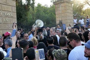 Kipre prieš ribojimus dėl koronaviruso nusiteikę protestuotojai užpuolė televizijos biurą