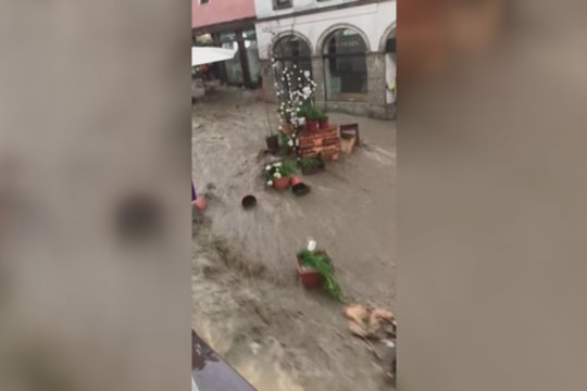 Liūtys nusiaubė Austrijos gatves: besiveržiantis vanduo naikino viską savo kelyje