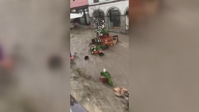 Liūtys nusiaubė Austrijos gatves: besiveržiantis vanduo naikino viską savo kelyje