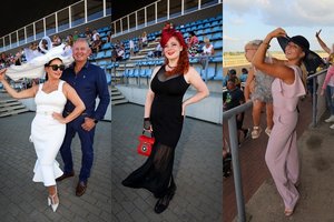 Žirgų lenktynėse – įmantriausiomis skrybėlėmis pasipuošusios žinomos damos