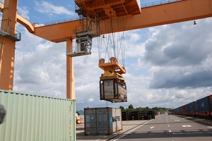 Istorinis įvykis: „Rail Baltica“ trasa į Kauną atidundėjo pirmasis krovininis traukinys