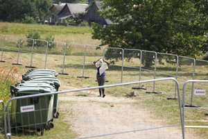 Žmonės prie ministerijos protestavo prieš migrantų apgyvendinimą Dieveniškėse