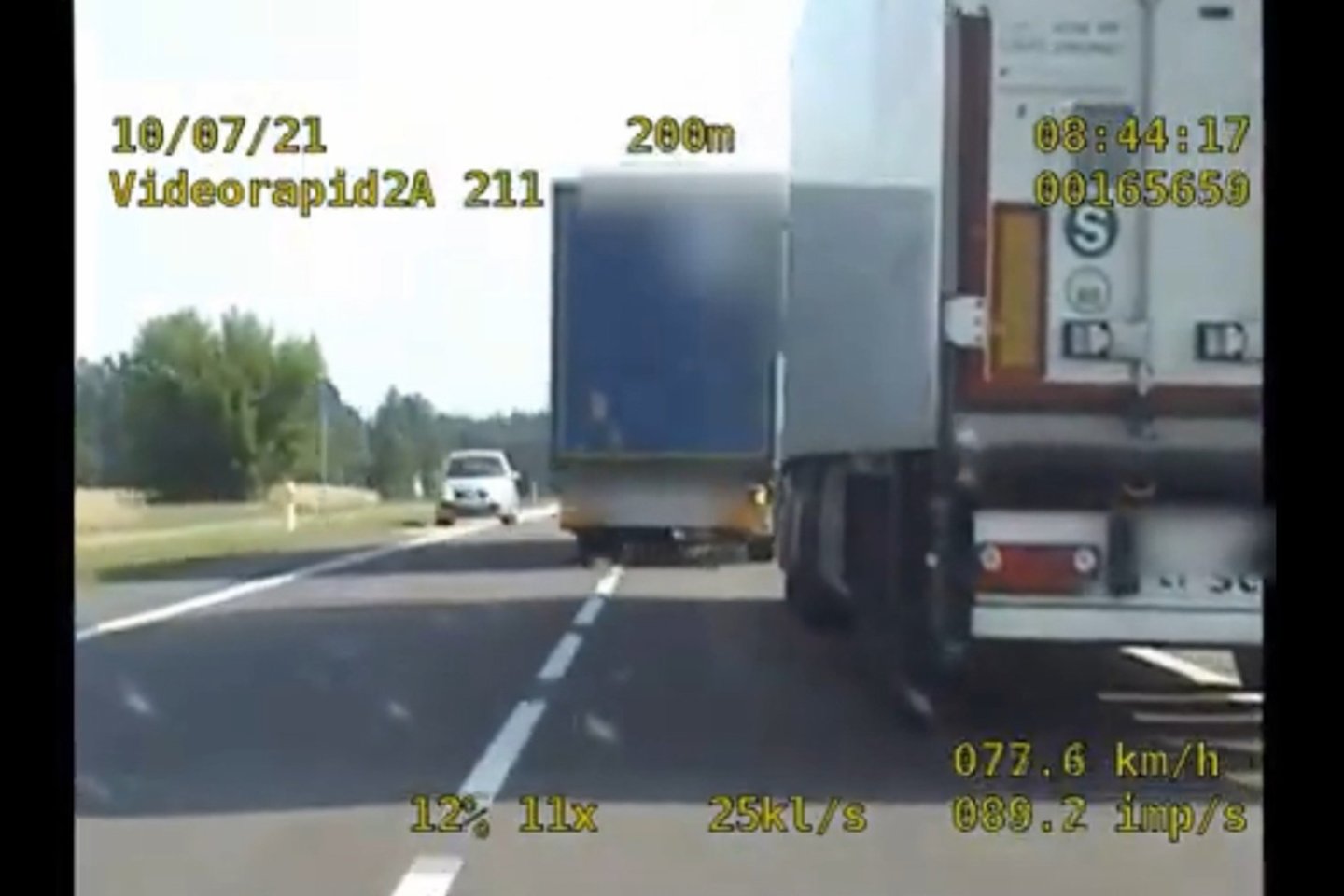  Už pavojingus vilkiko manevrus lietuvis vairuotojas liko be teisių.<br> Stop kadras iš Lenkijos policijos filmuotos medžiagos