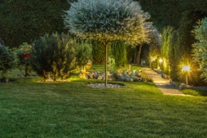 5 taisyklės, kaip įsirengti jaukų apšvietimą lauke – vakarus kieme norėsis leisti dažniau