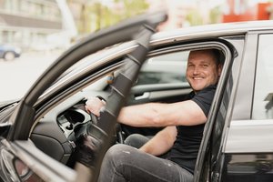 Asmeninis vairuotojas laisvalaikiu ėmėsi pavėžėjimo: gauna kone vidutinio atlyginimo dydžio pajamas