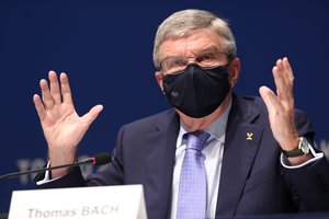 IOC vadovas Th. Bachas dėkojo sveikatos priežiūros darbuotojams: „Olimpiada galėjo subyrėti į šipulius“