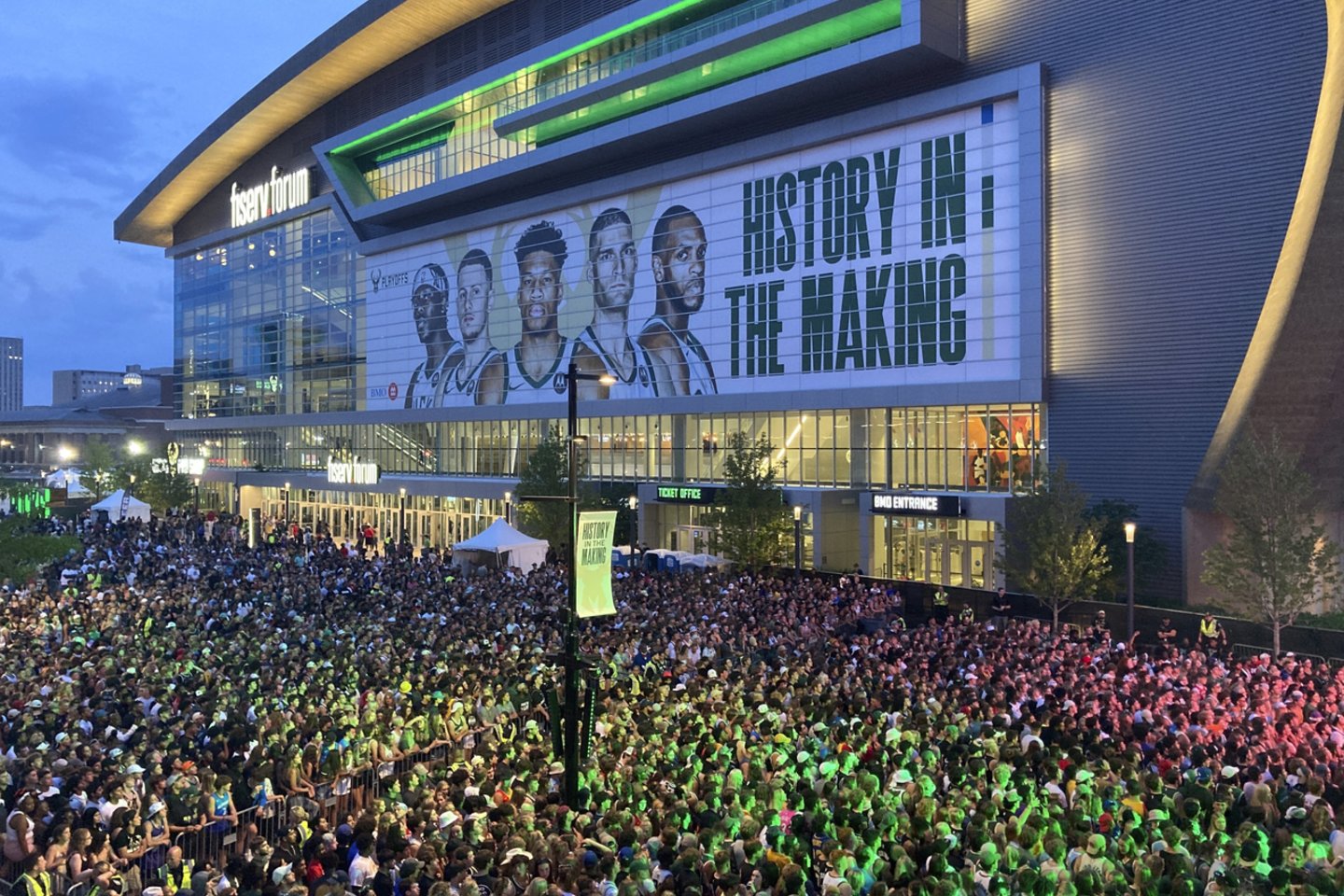 Šeštąsias NBA finalo serijos rungtynes prie arenos stebės per  65 tūkst. „Milwaukee Bucks“ sirgalių.<br>AP/Scanpix nuotr.