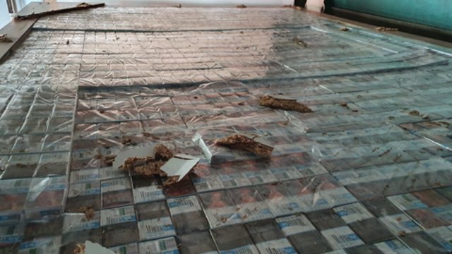 Kontrabanda „už milijoną“: Raigarde sulaikyta nelegalių rūkalų siunta paslėpta medienos plokštėse