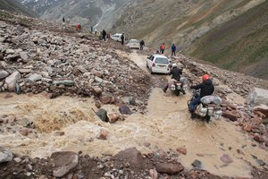 Tadžikistane nuošliaužos pasiglemžė mažiausiai 10 žmonių gyvybes