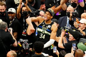 Naujasis NBA karalius: įspūdingai žaidęs G. Antetokounmpo atvedė „Bucks“ į čempionų sostą