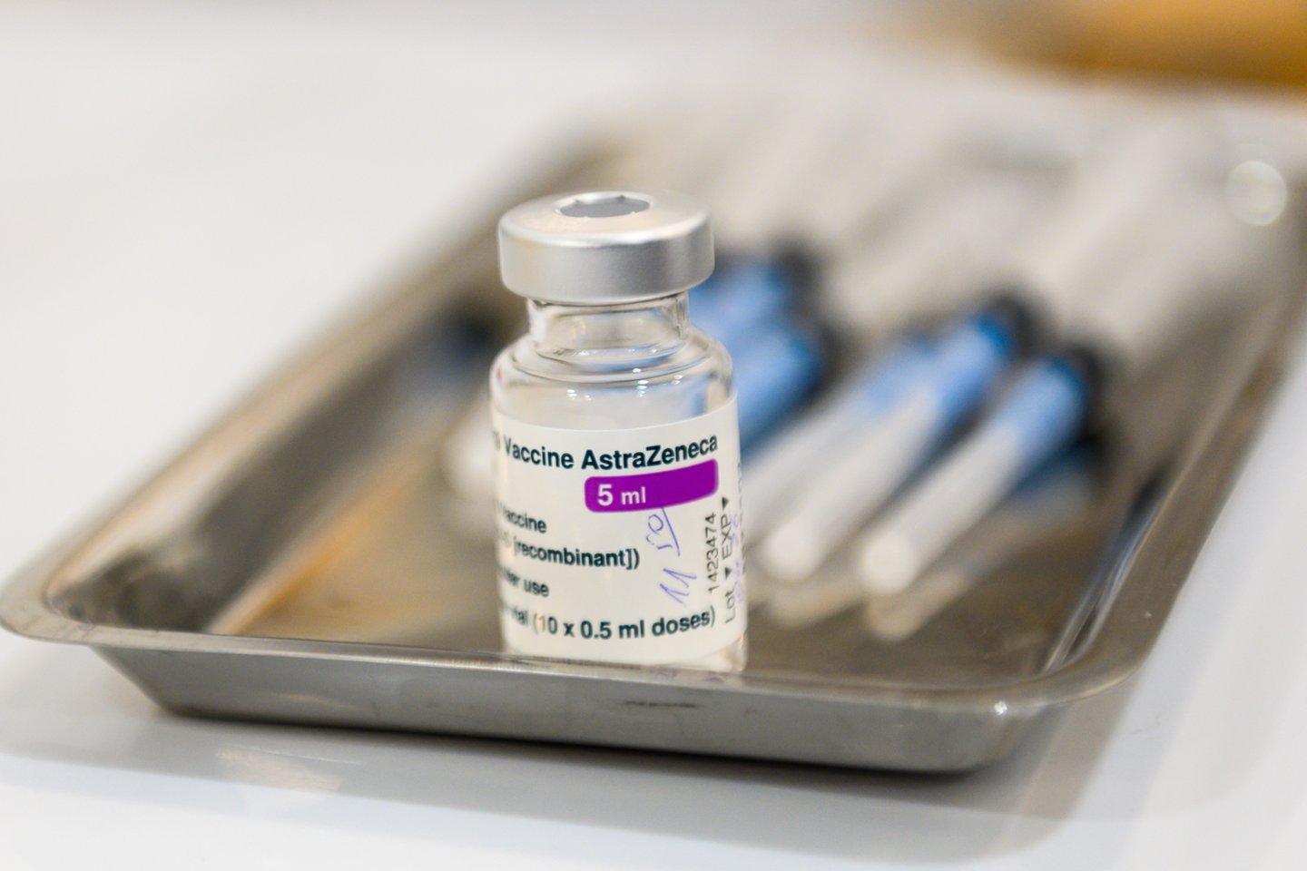 Baigiantis vakcinų galiojimui, siekiama jas perskirstyti šalies viduje, perduodant įstaigoms, kuriose skiepus yra realu panaudoti. <br>V.Skaraičio nuotr.