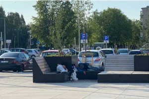 Sutvarkyta aikštė uostamiestyje virto benamių prieglauda – vietiniai neslepia pasipiktinimo