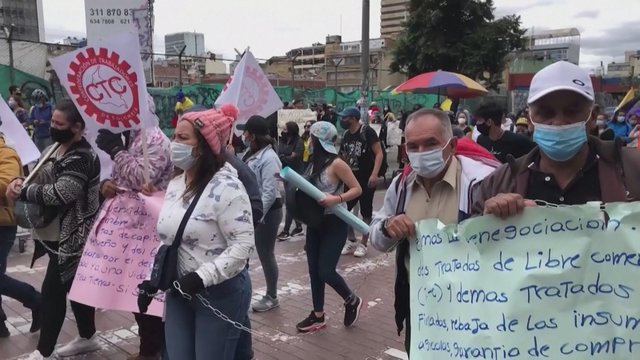 Kolumbijoje atsinaujino antivyriausybiniai protestai: policija prieš demonstrantus panaudojo ašarines dujas