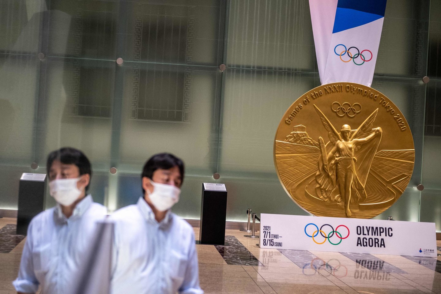  Taip atrodo Tokijo olimpiniai medaliai.<br> AFP/Scanpix nuotr.