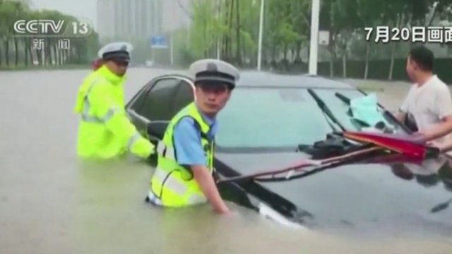 Siaubingą potvynio bangą išgyvenęs kinas: „Norėjome pasiduoti"