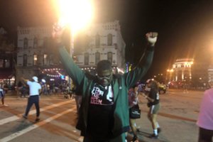 Po pusę amžiaus lauktos pergalės – nerimas gatvėse: „Bucks“ pergalė pažymėta šūviais Milvokio centre