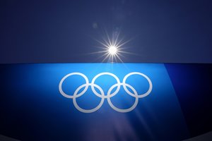 Jokių žiūrovų, mažiau sportininkų: neįprasta olimpiados atidarymo ceremonija