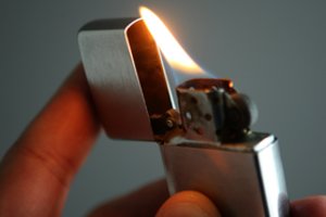 Kaune jaunuoliai apipilė vyrą neaiškiu skysčiu ir jį padegė: policija ieško liudininkų