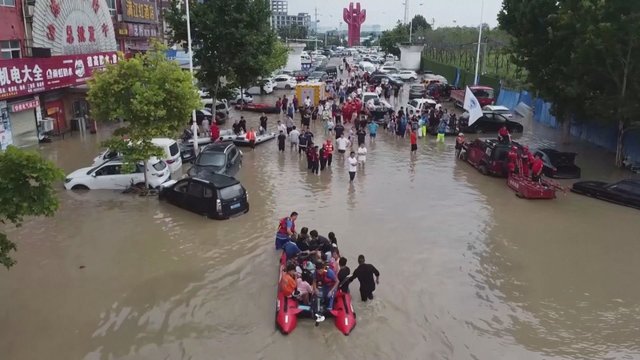 Kinijoje užfiksuoti vaizdai: taip atrodo nuo potvynio nukentėjęs miestas ir žmonės