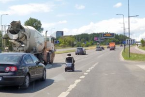 Susirūpino dėl judria sostinės gatve važiavusio neįgaliojo: situacija – labai pavojinga