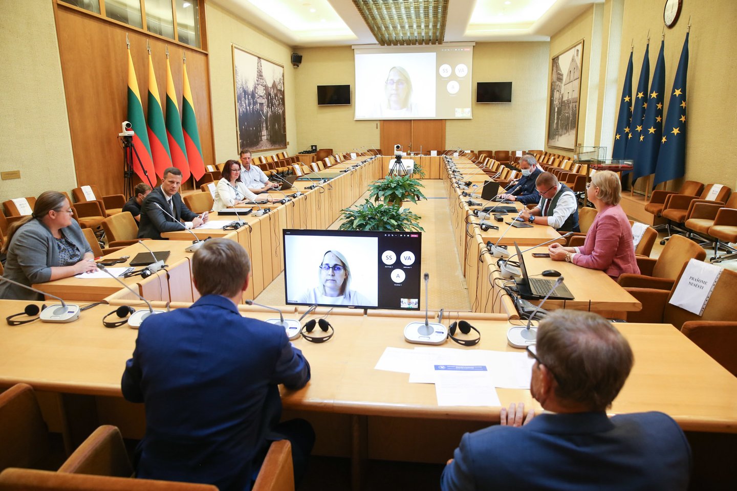 Lietuvos valstiečių ir žaliųjų sąjungos pirmininkas Ramūnas Karbauskis Šešėlinės Vyriausybės posėdžio metu pranešė apie sprendimą kreiptis į Europos Komisijos (EK) pirmininkę.<br>R.Danisevičiaus nuotr.