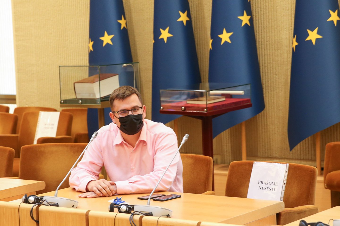 Lietuvos valstiečių ir žaliųjų sąjungos pirmininkas Ramūnas Karbauskis Šešėlinės Vyriausybės posėdžio metu pranešė apie sprendimą kreiptis į Europos Komisijos (EK) pirmininkę.<br>R.Danisevičiaus nuotr.