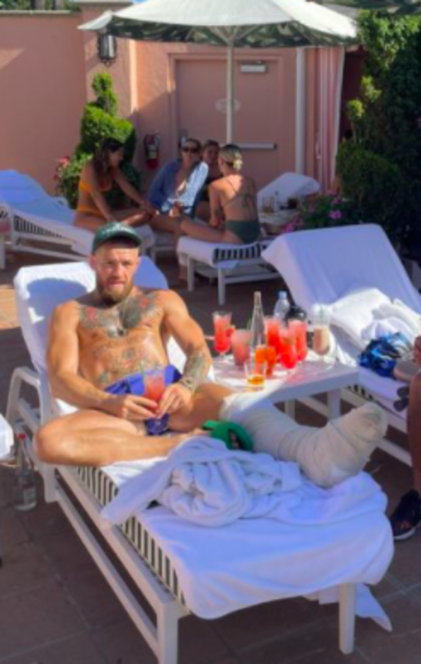  Po šiurpios traumos C. McGregoras sveiksta su kokteiliu rankoje.<br> Instagram story/C.McGregor nuotr.