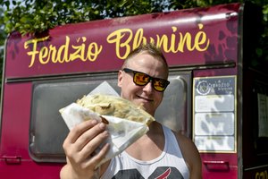 Prie ežero Ignalinoje blynus kepantis treneris apie pirmąją dieną: „Maniau – šakės bus“