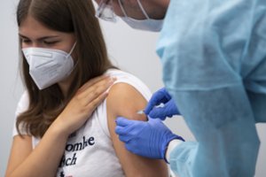 Europoje nuo COVID-19 visiškai paskiepyti daugiau kaip pusė suaugusiųjų