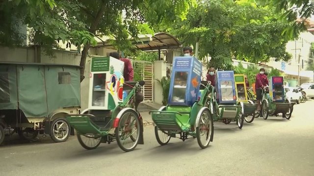 Kambodžos sostinėje – originali pagalba nukentėjusiems: gatvėse važinėja mobilieji maisto bankai