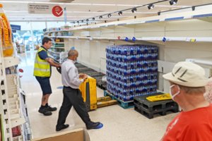 JK parduotuvėse – tuščios lentynos: itin jautri COVID-19 programėlė šimtus tūkstančių darbuotojų išsiuntė į namus