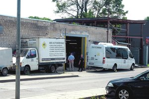 Vilniečiai nebežino, ko griebtis: vos 10 metrų po jų langais įsikūrusi automobilių taisykla – nepajudinama