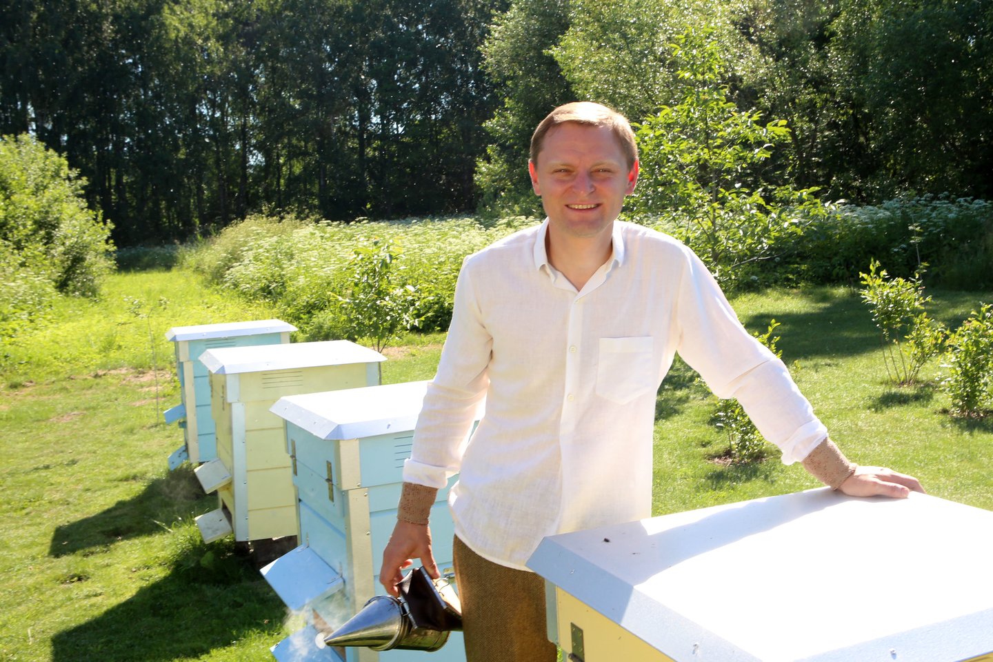Savo sodyboje kaime netoli Kazlų Rūdos operos solistas pastatė keturis bičių avilius.<br>M.Patašiaus nuotr.