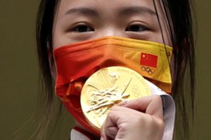 Pirmąjį Tokijo žaidynių aukso medalį iškovojo kinė Qian Yang – paskyrė jį Komunistų partijai