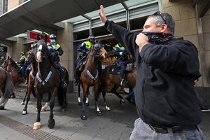 Sidnėjuje prieš karantiną nusiteikę protestuotojai susirėmė su policija