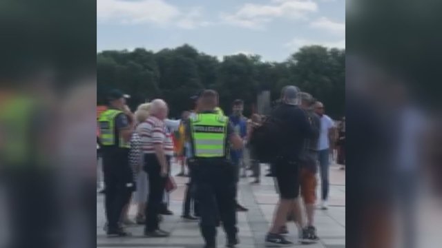 Vilniuje vykstantis protestas prieš Vyriausybę nepraėjo be incidentų: teko įsikišti policijos pareigūnams