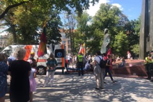 Vilniuje vykęs protestas prieš skiepus ir testavimą sutraukė minias: vienam protestuojui lūžo kaulai – jis išvežtas į ligoninę